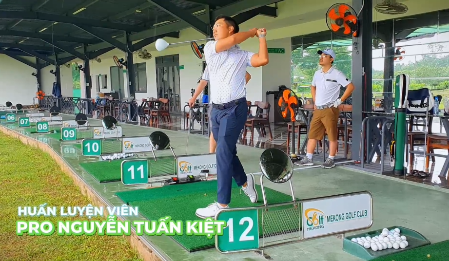 PRO NGUYỄN TUẤN KIỆT DẠY GOLF CÙNG VỚI MÁY NÂNG HẠ BÓNG TỰ ĐỘNG AUTO TEE GOLF4E